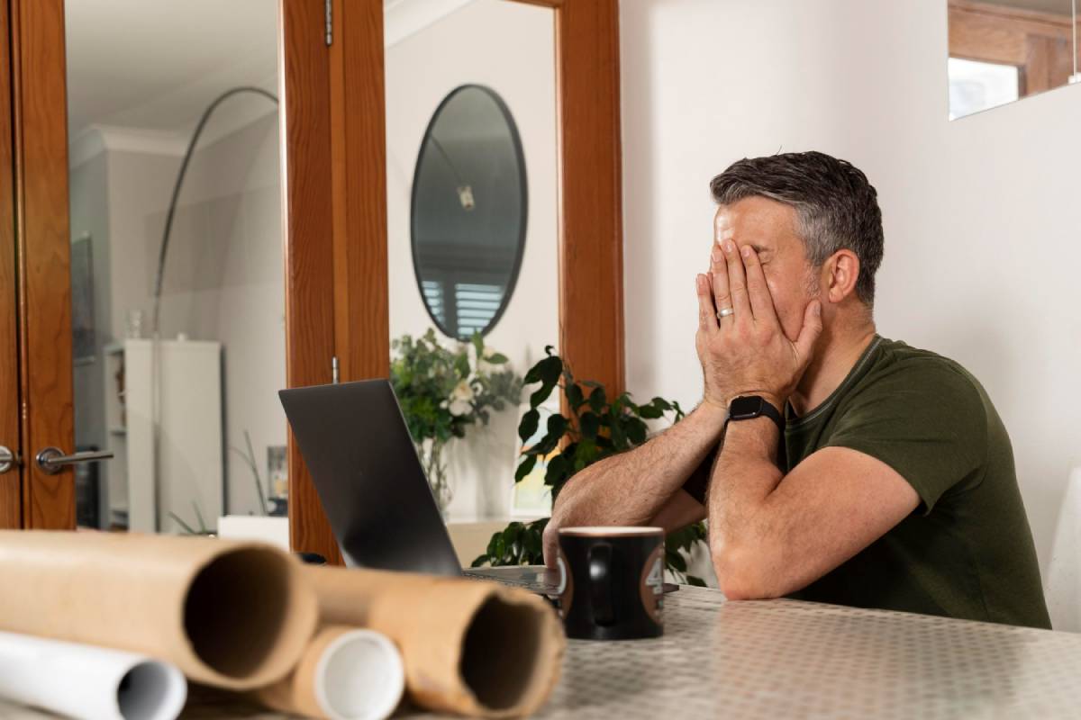 Homme frustré après résiliation de son assurance habitation